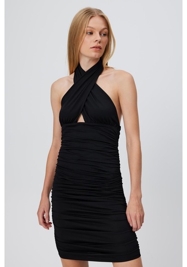 BÜZGÜLÜ BOYUNDAN ASKI MİDİ ELBİSE SİYAH