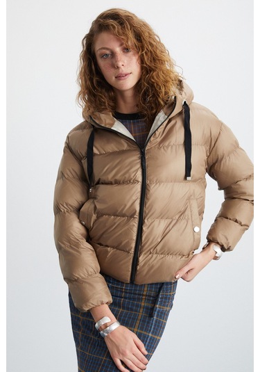 Chantal Kadın Kapüşonlu Kolu Lastikli Rüzgar Geçirmez Çift Cepli Şişme Bej Mont