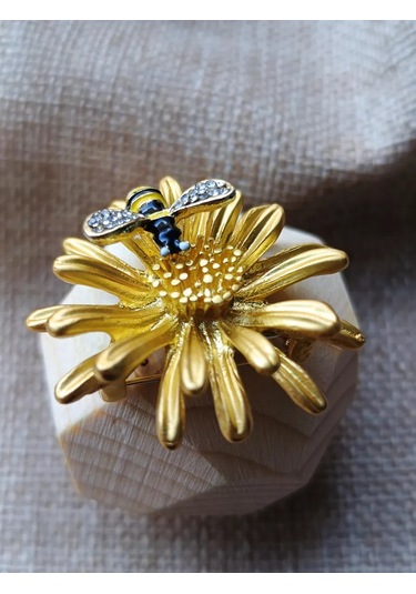 Villovatik Çiçek Üzerinde Tırtıl Broş 173507976 Gri