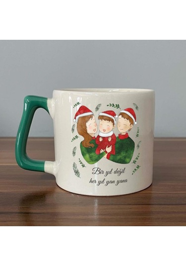 Bir Yıl Değil Her Yıl Yan Yana Aile Baskılı Yeşil Kulplu D Yılbaşı Kupası