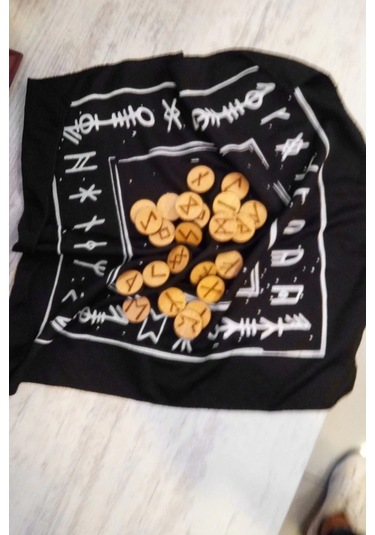 Rune Semboli Taşları Dişbudak Ağacı Run Taşları Örtüsü Sunak Nordic Runes Örtüsü Sunağı Ve Taşları S