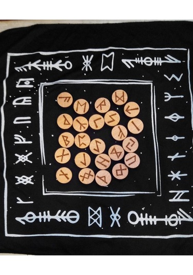 Rune Semboli Taşları Dişbudak Ağacı Run Taşları Örtüsü Sunak Nordic Runes Örtüsü Sunağı Ve Taşları S