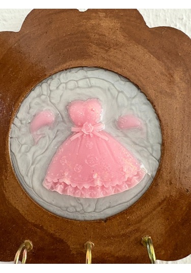 Pelince - Pembe Elbise Figürlü - Epoksi Ahşap Anahtar Askılığı Tek Ürün - Çap: 18 Cm Ahşap