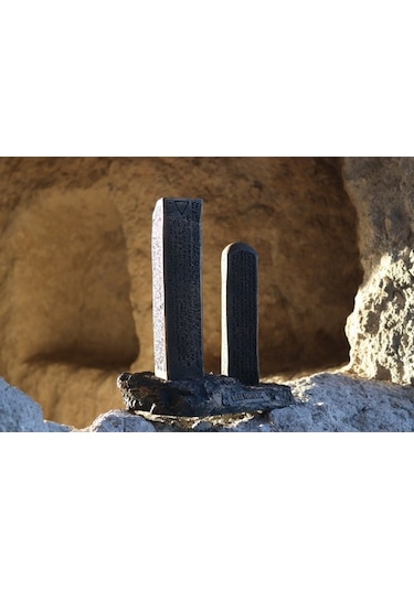 Bilge Tonyukuk Yazıtı 1. Ve 2. Taş Masa Süsü Büyük