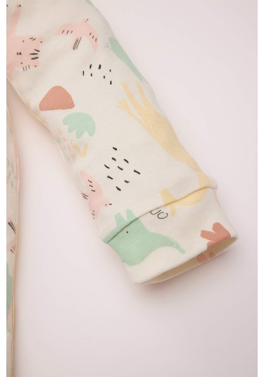 DeFacto Kız Bebek Yenidoğan Safari Baskılı Uzun Kollu Fermuarlı Tulum D8309A5NSER233 Ekru