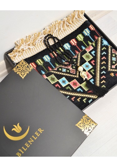 Hediyelik Seccade Tesbih Seti Kilim Desenli Kadife Astarlı Seccade, Kristal Tesbih Ve Özel Kutulu Lüks Hediye Seti Siyah