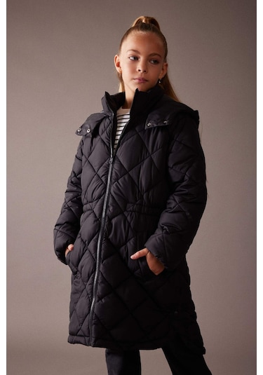 Defacto Kız Çocuk Su İtici Kapüşonlu Kapitoneli Uzun Kaban A0890A823AUBK27 Siyah Defacto Kız Çocuk Su İtici Kapüşonlu Kapitoneli Uzun Kaban A0890A823AUBK27 Siyah