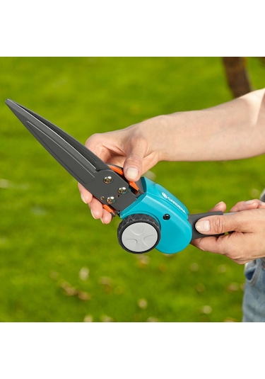 Gardena 12100 Uzun Saplı Konforlu Çim Kesme Makası