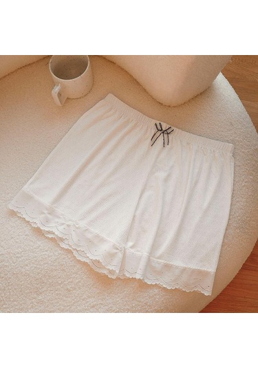 Beyaz Kadın Yumuşak Rahat ve Elastik Dantel Kenarlı Çok Yönlü Şort Beyaz