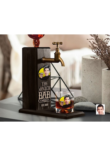 BK Gift Kabartmalı Karikatür Figürlü Musluklu Siyah Ahşap İçki Standı ve Viski Bardağı Hediye Seti, Arkadaşa Hediye, Sevgiliye Hediye-1