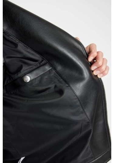 Defacto Slim Fit İnce Suni Deri Mont Ceket Dar Kesim Fermuarlı Üç Cepli Astarlı Mevsimlik Hafif C5715AX24AUBK27 Siyah