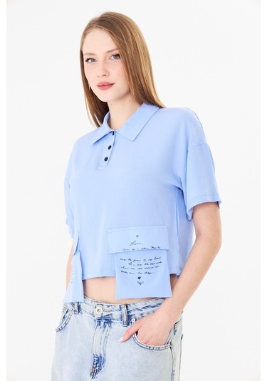 Sortie Collection Polo Yaka Yazı Baskılı Cep Detaylı Crop Bluz Mavi
