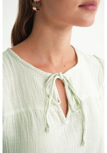 4715 Kadın Yakası Bağlamalı Kısa Kol Müslin Bluz Adaçayı Adaçayı