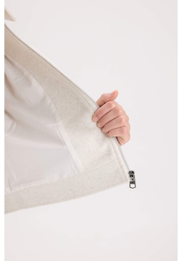 DeFacto Regular Fit Polo Yaka Cepli Fermuarlı Kısa Kaşe Kaban D5767AX25SPER238 Ekru DeFacto Regular Fit Polo Yaka Cepli Fermuarlı Kısa Kaşe Kaban D5767AX25SPER238 Ekru