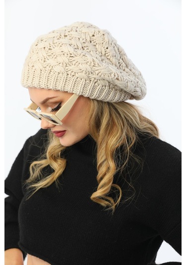 Çift Kat Kadın Ressam Bere Taş