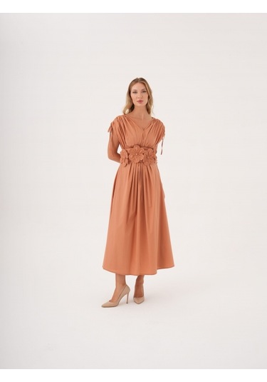 Kadın Bel Detaylı Kısa Kollu Elbise Çiçek Aplikeli, Büzgü Ve Bağcık Detaylı, %100 Pamuk Tarçın