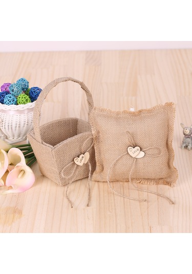 Symbee Kırmızı Tema Düğün İçin 2'li Set: Sarı Kumaş Sevgi Sepeti + 15x15cm Yüzük Yastığı - Ahşap Kalplerle Dekore Edilmiş Diğer