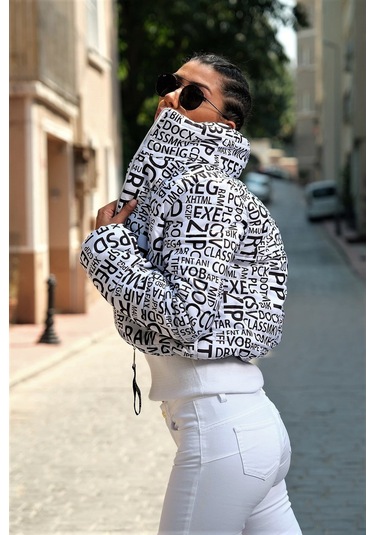 Kadın Beyaz Siyah Yazılı Dik Yaka Kısa Şişme Mont