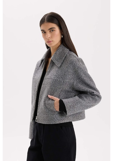 DeFacto Su İtici Regular Kalıp Polo Yaka Fermuarlı Cepli Kısa Kaşe Ceket C0935AX25SPGR503 Gri DeFacto Su İtici Regular Kalıp Polo Yaka Fermuarlı Cepli Kısa Kaşe Ceket C0935AX25SPGR503 Gri