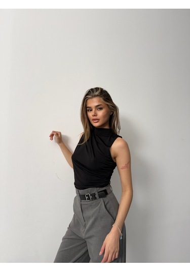 Kadın Kolsuz Büzgü Detaylı Dik Yaka Bluz Siyah