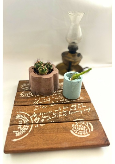 Kahverengi Masif Ahşap Mektup Desenli El Yapımı Sunum Altlığı