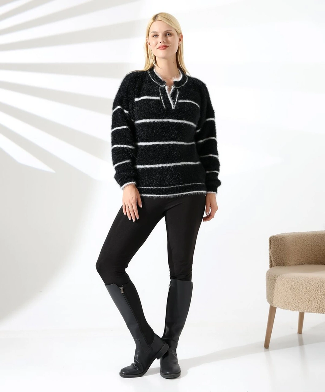 Yaka V Kesimli Tüylü Çizgili Triko Kazak Siyah