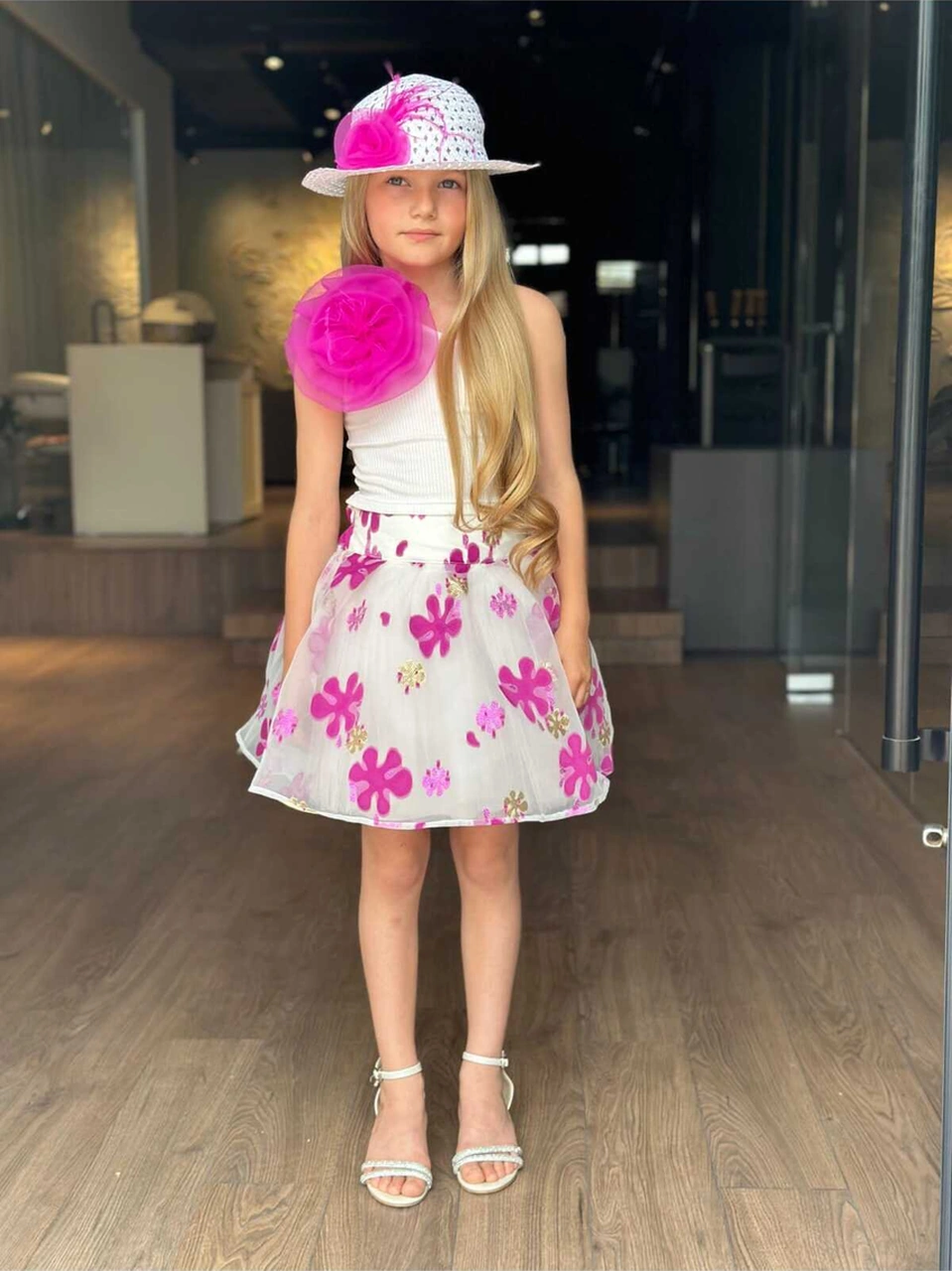 Kız Çocuk Tek Omuzlu Gül Broşlu Jakarlı Desenli Etekli Takım 3 Parça Set Şapka/bluz/etek Pembe