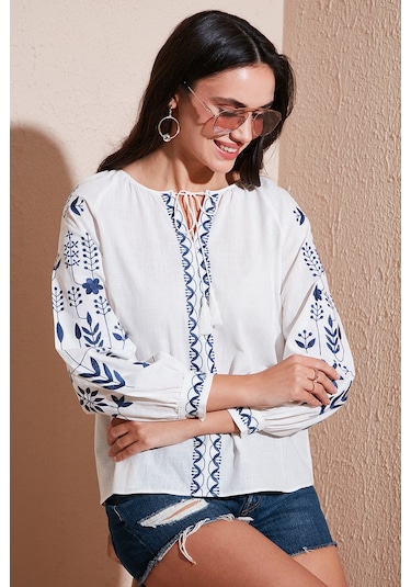 Lela Pamuklu Regular Fit Balon Kol Nakış Işlemeli Bayan Bluz 6110936 Ekru-Indigo Lela Pamuklu Regular Fit Balon Kol Nakış Işlemeli Bayan Bluz 6110936 Ekru-Indigo