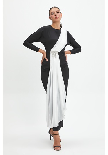 Taş İşlemeli Drapeli Uzun Elbise - Özel Günlerin Göz Alıcı Şıklığıtaş İşlemeli Drapeli Uzun Elbise - Özel Günlerin Göz Alıcı Şıklığı Siyah