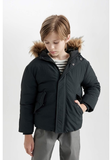 DeFacto Erkek Çocuk Çıkarılabilir Suni Kürk Yaka Kapüşonlu Fermuarlı Çıtçıt Kapamalı Cepli Mont C5975A824WNGN1214