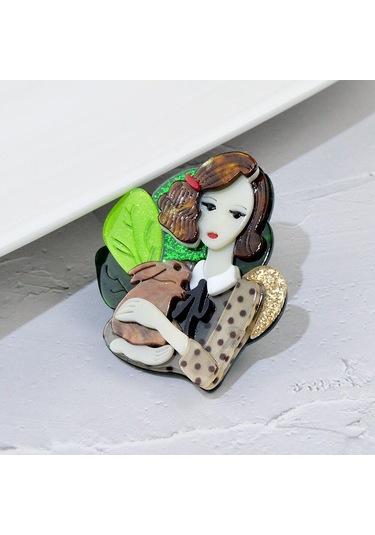 Blucome Akrilik Kız Sarılma Tavşan Broş Nazik Bayan Pin Moda Asetat Fiber Takı Yeni Tasarım 2023 Yüksek Kalite Yeşil