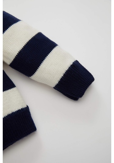 Defacto Erkek Bebek Çizgili Harf Nakışlı Düğmeli Triko Hırka C8857A524AUNV241 Lacivert Defacto Erkek Bebek Çizgili Harf Nakışlı Düğmeli Triko Hırka C8857A524AUNV241 Lacivert