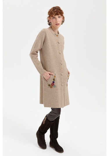 Kadın Dik Yaka Cebi İşlemeli Uzun Yün Kaban K.bej K.bej