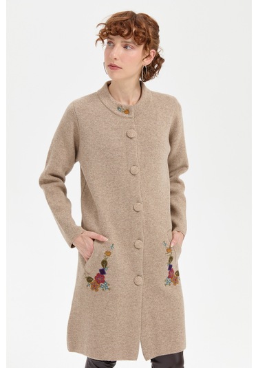 Kadın Dik Yaka Cebi İşlemeli Uzun Yün Kaban K.bej K.bej
