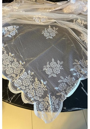 Engela Çiçek Desenli Fiskos Masa Örtüsü 150x150 Cm Beyaz