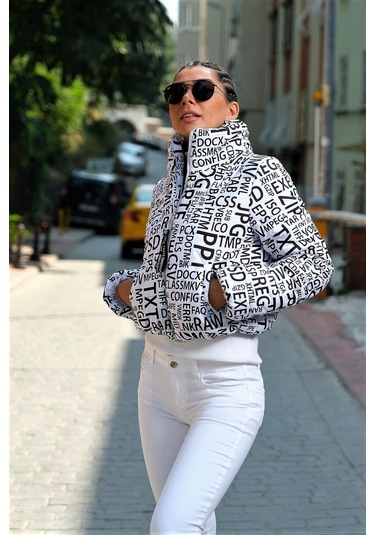 Kadın Beyaz Siyah Yazılı Dik Yaka Kısa Şişme Mont