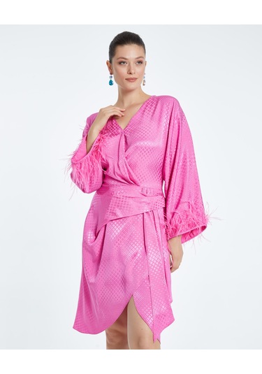 Saten Dokulu Tüy Detaylı Kruvaze Elbise Kuşaklı Ve Drapeli Özel Tasarım Fuşya