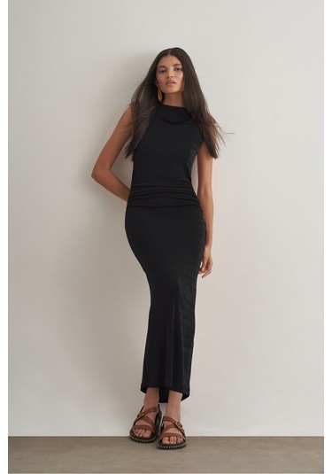 Mizalle Yan Büzgü Detaylı Vatkalı Uzun Kolsuz Siyah Bodycon Elbise Siyah