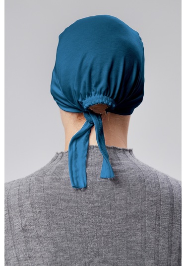 Kadın Tesettür Likralı Penye Dikişsiz Kaymaz Düz Bağlamalı Bone Petrol Mavisi