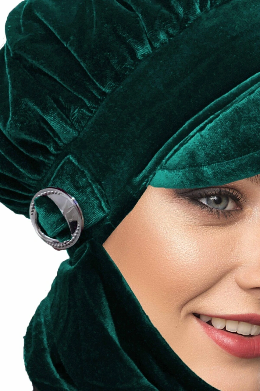 Kadife Şapka Atkılı Toka Detaylı Yeşil Hazır Türban Tesettür Bone Hürrem