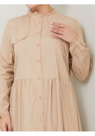 Dantelli Doğal Kumaşlı Boydan Düğmeli Kot Elbise Koyu Bej