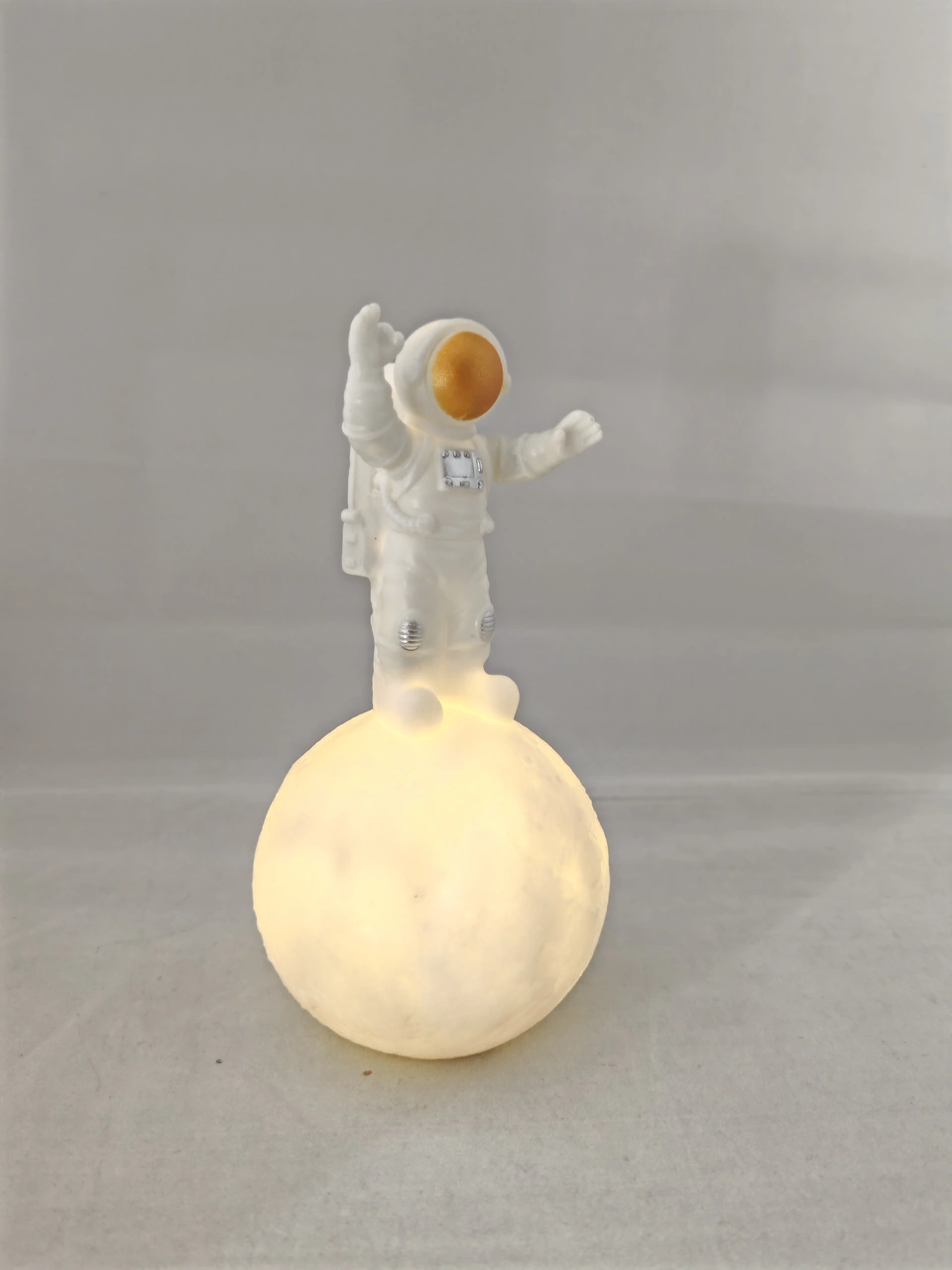 Astronot Şekilli Gece Ve Masa Lambası Krem