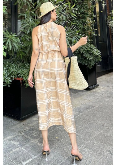 Kadın Bej Ekose Desenli, Halter Yaka, Kendinden Kemerli Uzun Salaş Elbise Bej