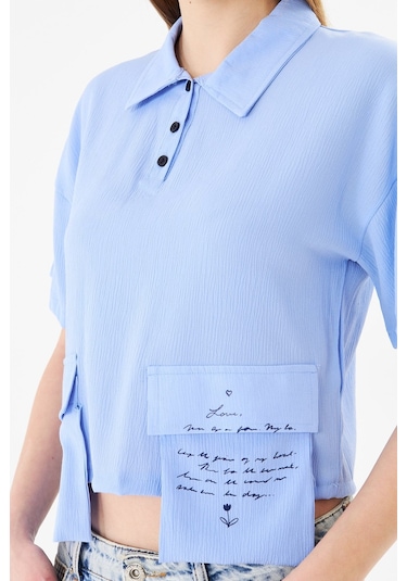 Sortie Collection Polo Yaka Yazı Baskılı Cep Detaylı Crop Bluz Mavi