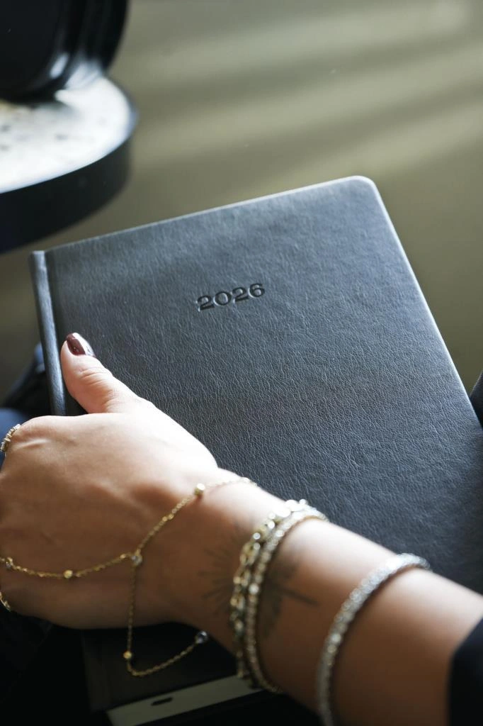 Victoria's Journals Business 2026 Günlük Ajanda 17x24cm Sert Kapak Ivory 80gr. Ayraçlı Siyah Siyah