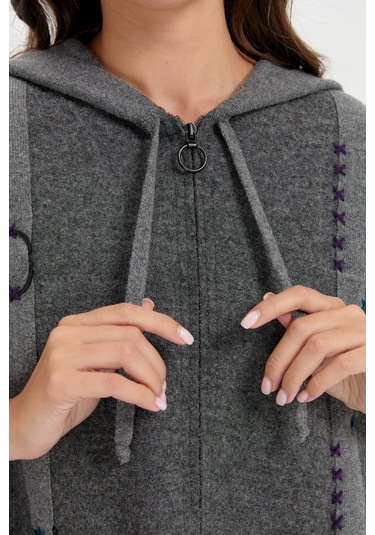 Kadın Kapüşonlu Önü Keçe İşlemeli Fermuarlı Yün Panço Füme Füme