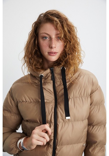 Chantal Kadın Kapüşonlu Kolu Lastikli Rüzgar Geçirmez Çift Cepli Şişme Bej Mont