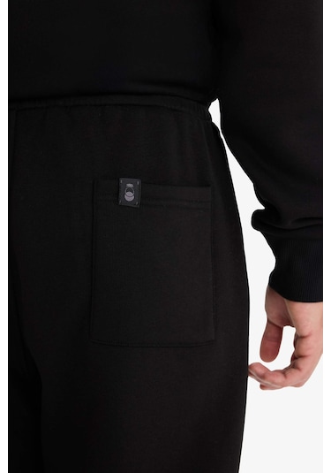 Defacto - Regular Fit Beli Bağcıklı Cepli Paçası Lastikli Şardonlu Basic Düz Jogger Eşofman Altı E6326AX25AU Siyah Defacto - Regular Fit Beli Bağcıklı Cepli Paçası Lastikli Şardonlu Basic Düz Jogger Eşofman Altı E6326AX25AU Siyah