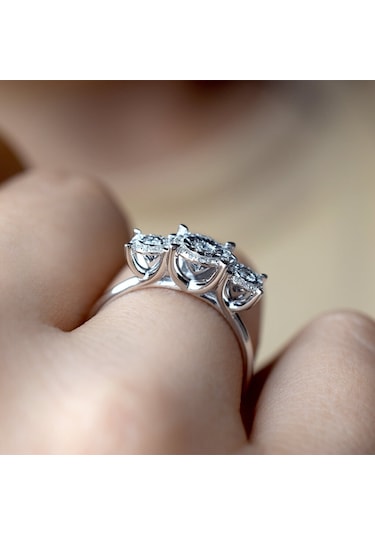 0.25 Ct. Üç Taş Pırlanta Yüzük