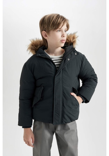 DeFacto Erkek Çocuk Çıkarılabilir Suni Kürk Yaka Kapüşonlu Fermuarlı Çıtçıt Kapamalı Cepli Mont C5975A824WNGN1214